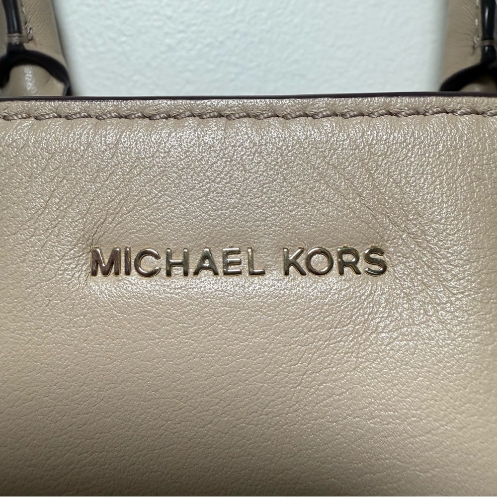 Michael Kors Beige Amelia Leather Tote Bag with Crossbody - Picture 5 of 16